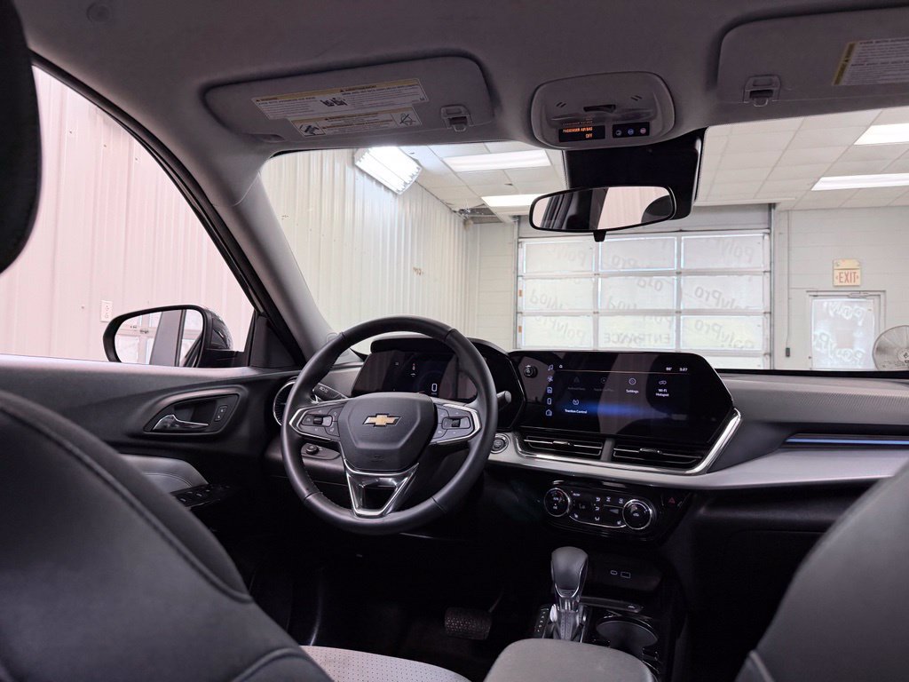 Used 2025 Chevrolet Trax LT w/ Driver Confidence Package FWD image 23