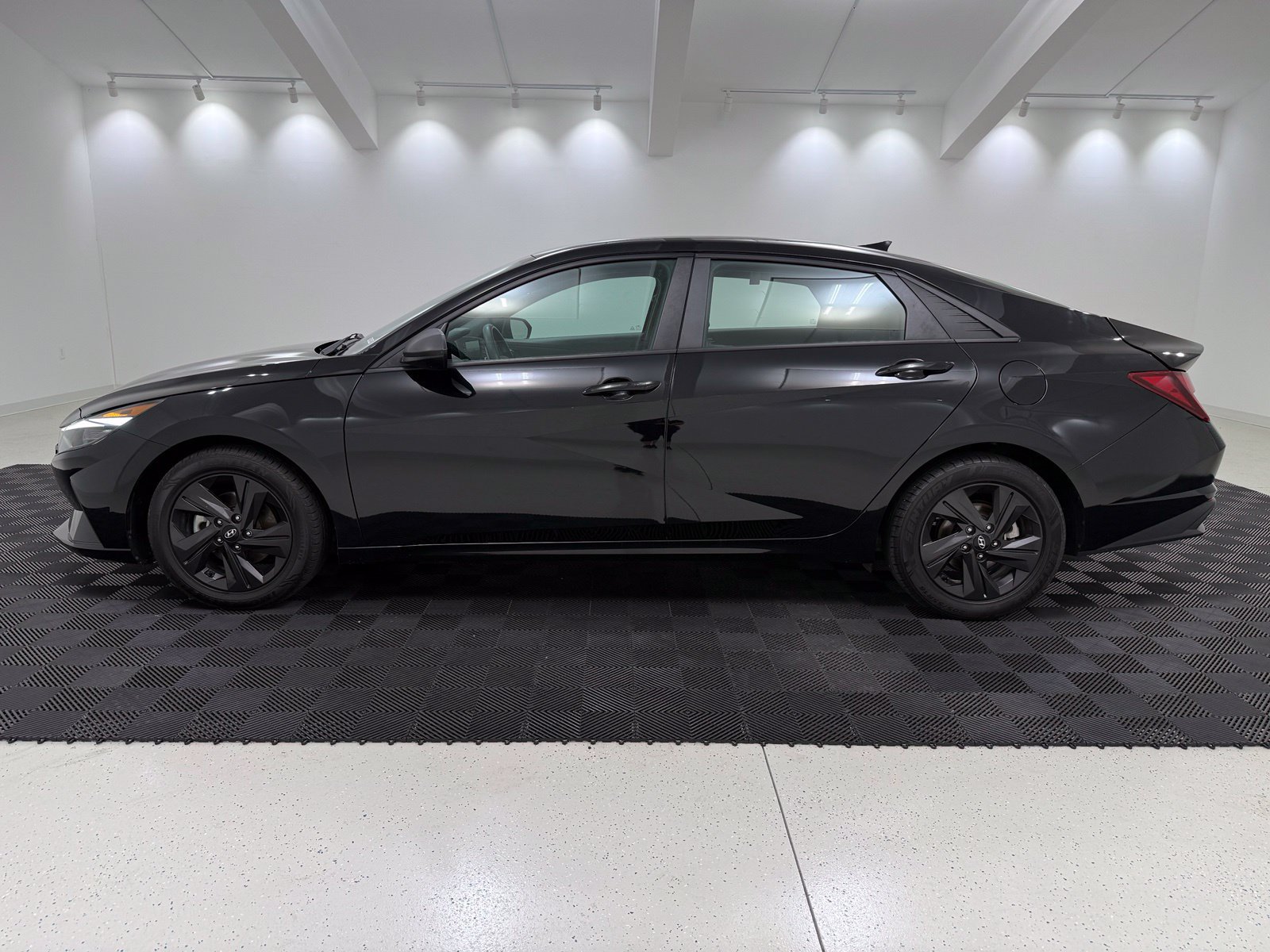 Used 2021 Hyundai Elantra SEL FWD image 4