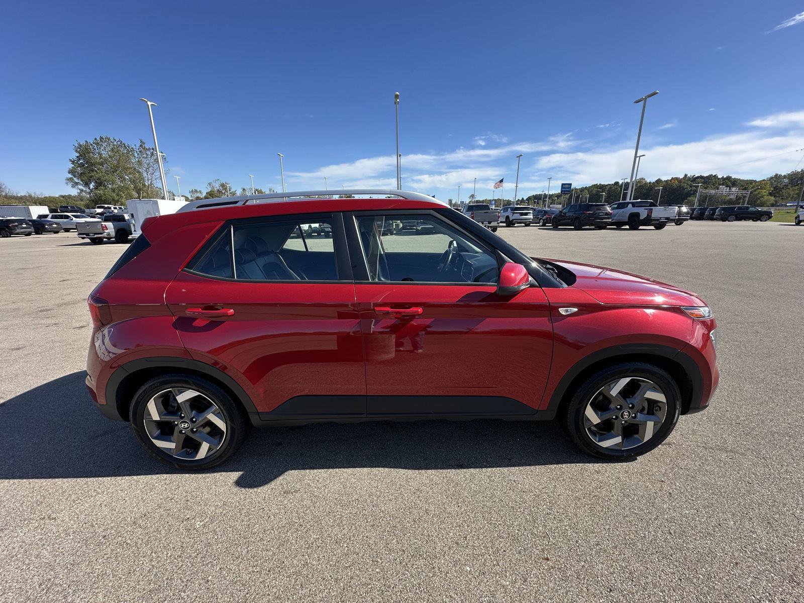 Used 2022 Hyundai Venue Limited image 8