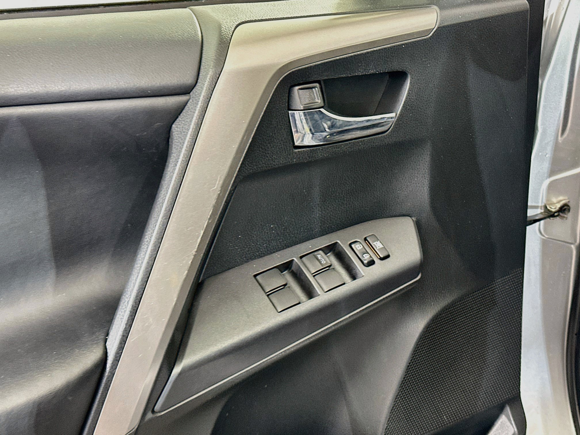 Used 2018 Toyota RAV4 XLE w/ All Weather Liner Package FWD image 15
