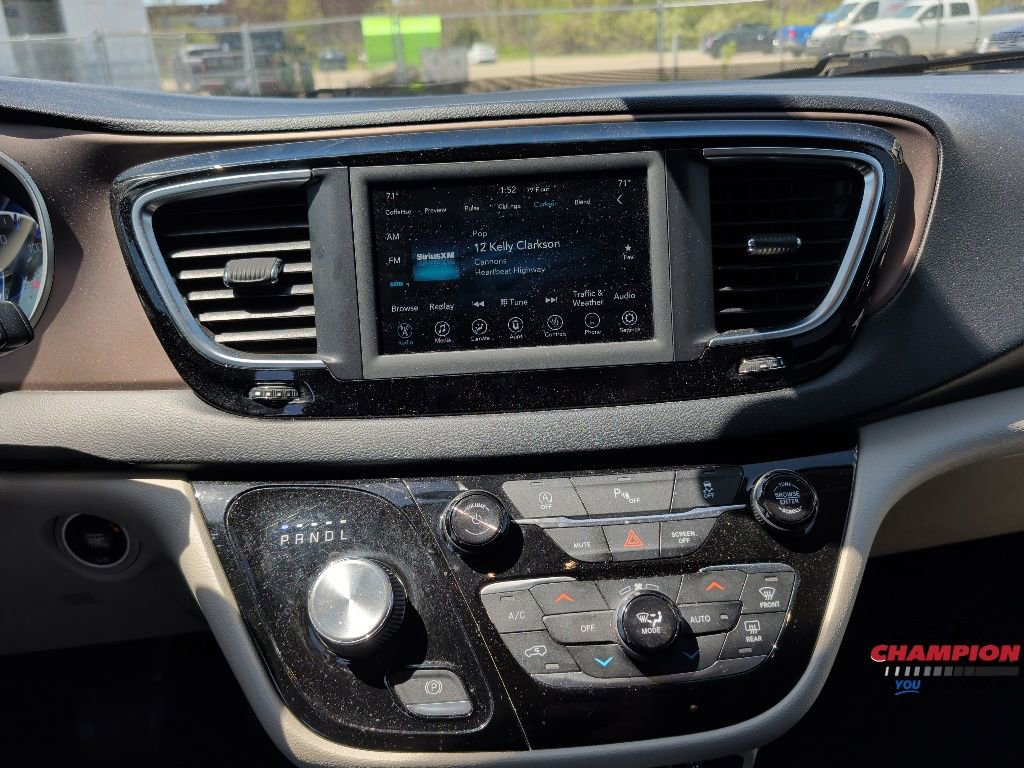 Used 2018 Chrysler Pacifica Touring-L FWD image 17