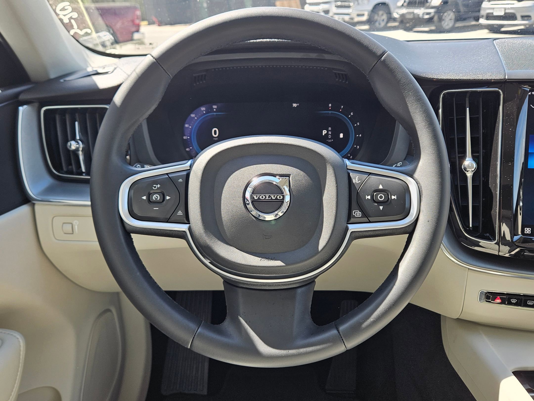 Used 2022 Volvo XC60 B5 Momentum image 17