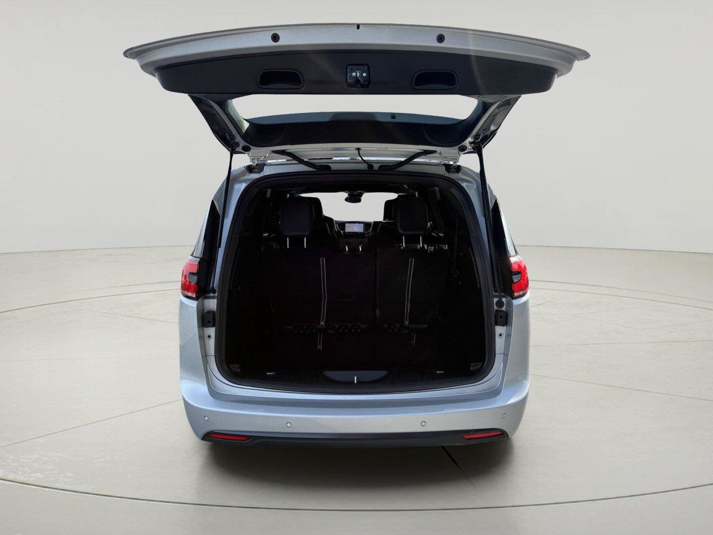 Used 2024 Chrysler Pacifica Premium FWD image 9
