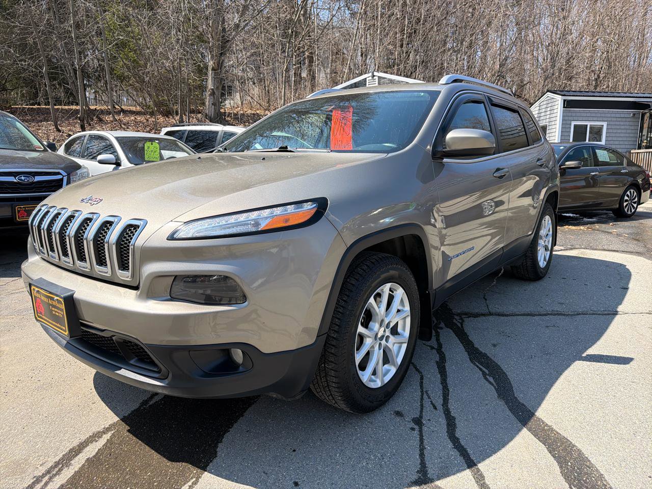 Used 2017 Jeep Cherokee Latitude w/ Cold Weather Group AWD/4WD image 2