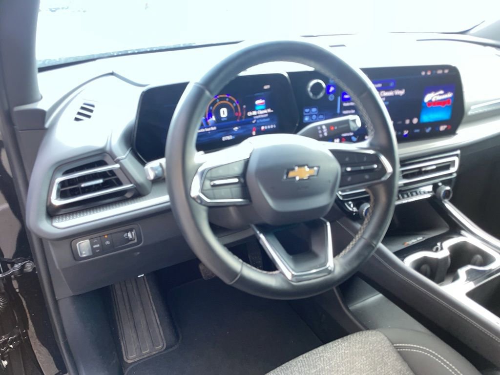 Used 2025 Chevrolet Traverse LT image 11