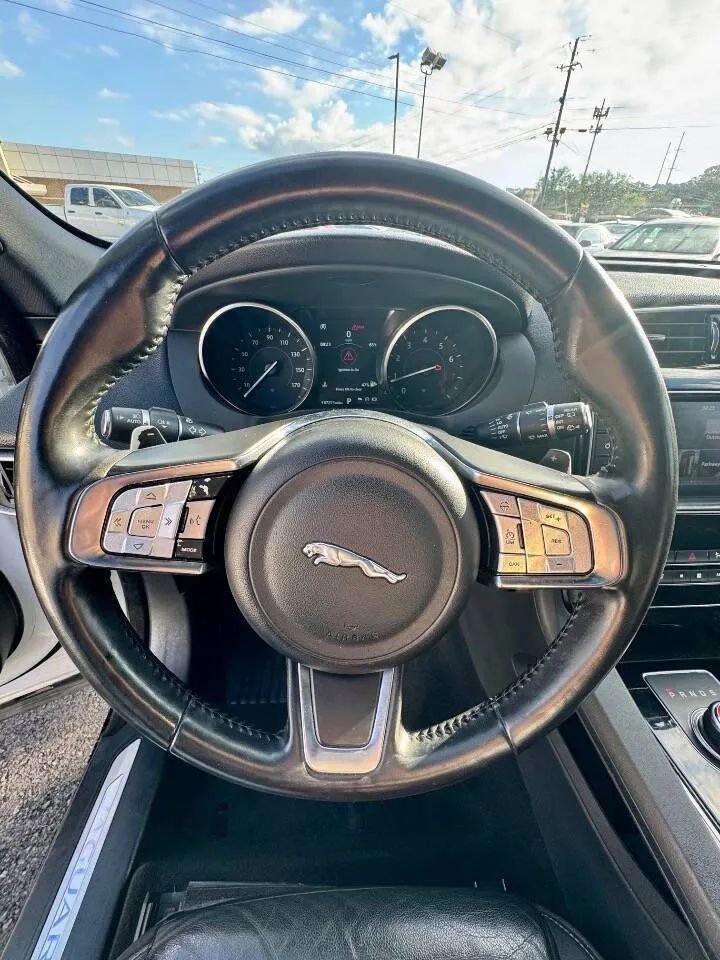 Used 2018 Jaguar F-PACE Prestige image 14