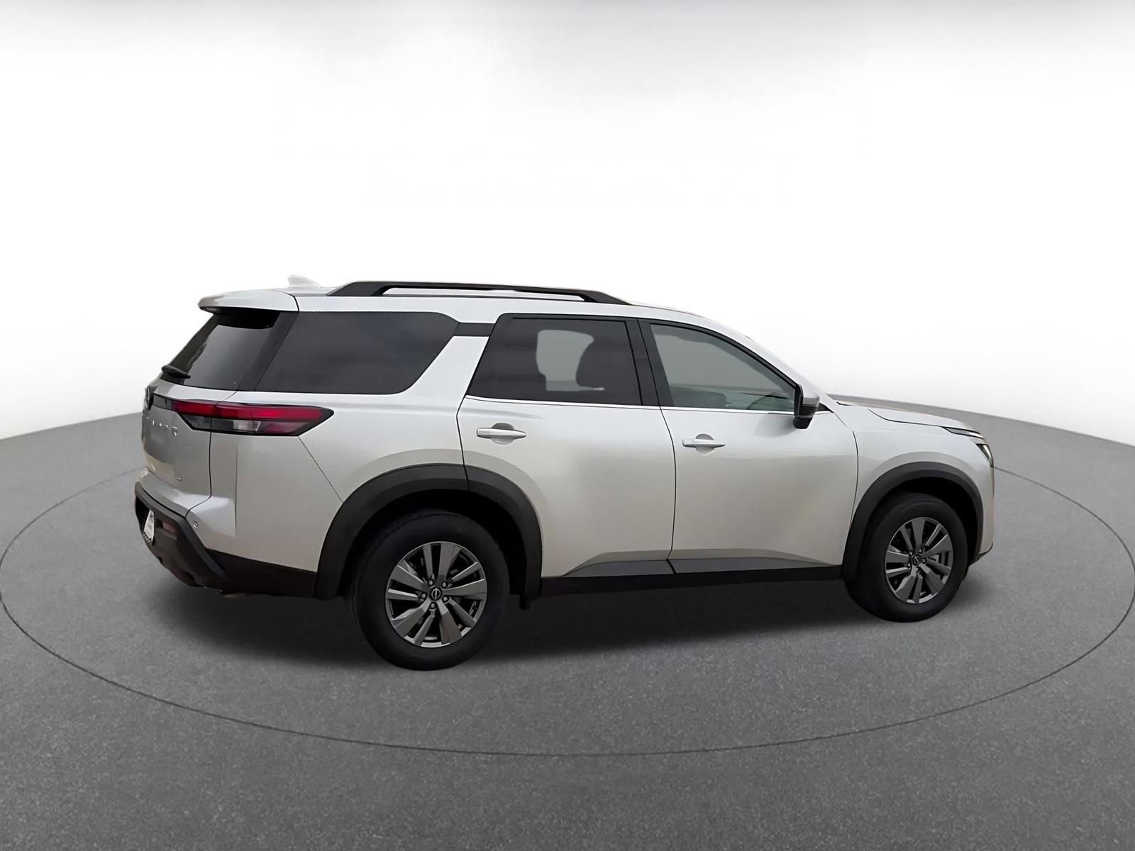 Used 2025 Nissan Pathfinder SV image 15