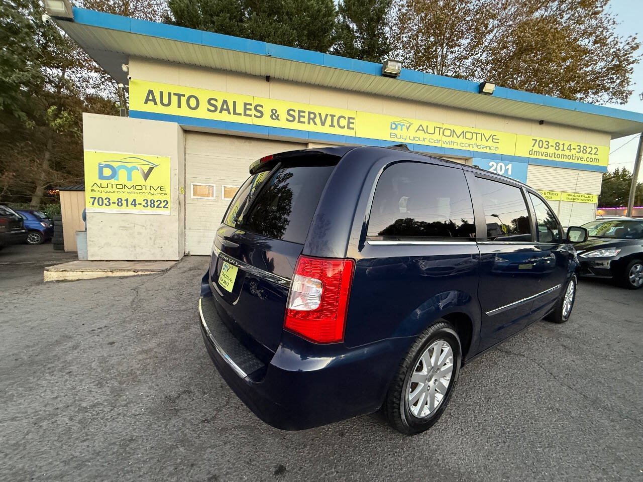 Used 2014 Chrysler Town & Country Touring FWD image 6