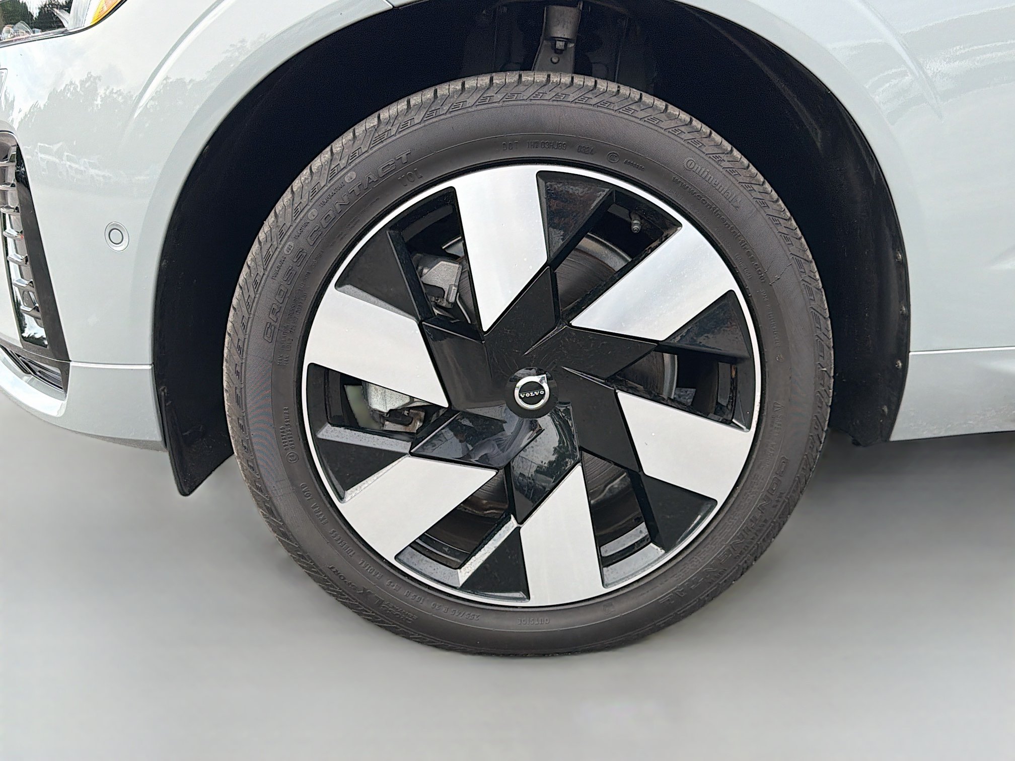 Used 2024 Volvo XC60 T8 Plus w/ Protection Package Premier AWD/4WD image 40
