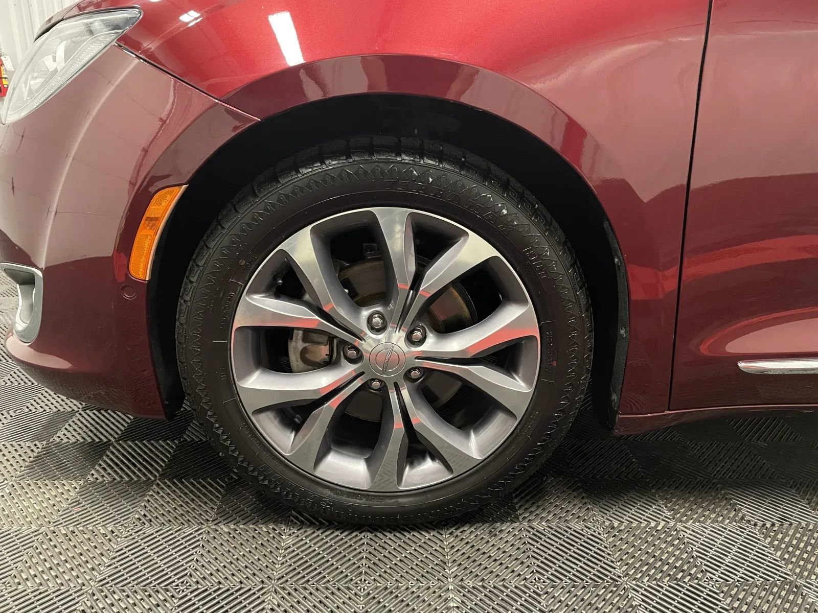 Used 2019 Chrysler Pacifica Limited w/ Tire & Wheel Group image 10