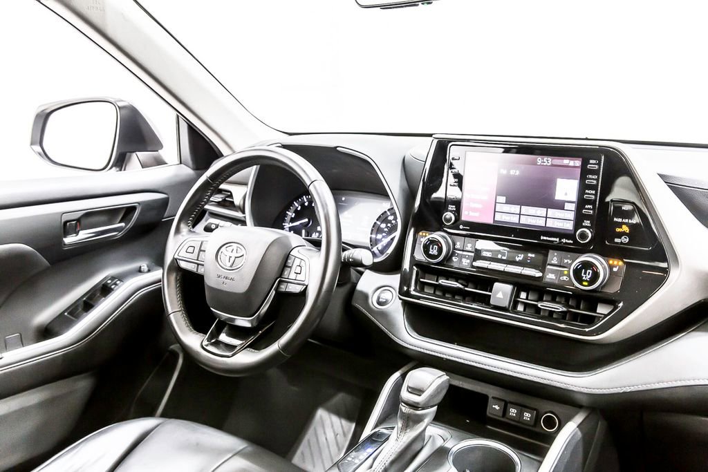 Used 2020 Toyota Highlander XLE FWD image 18