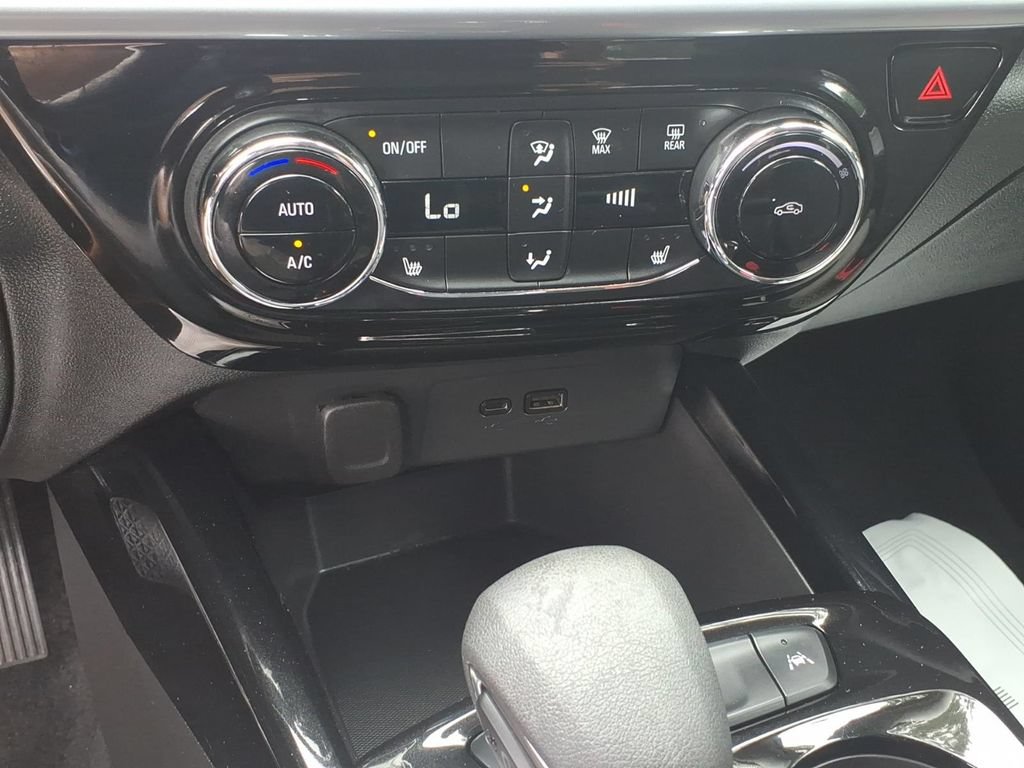 Used 2024 Chevrolet Trax LT w/ LT Convenience Package FWD image 18