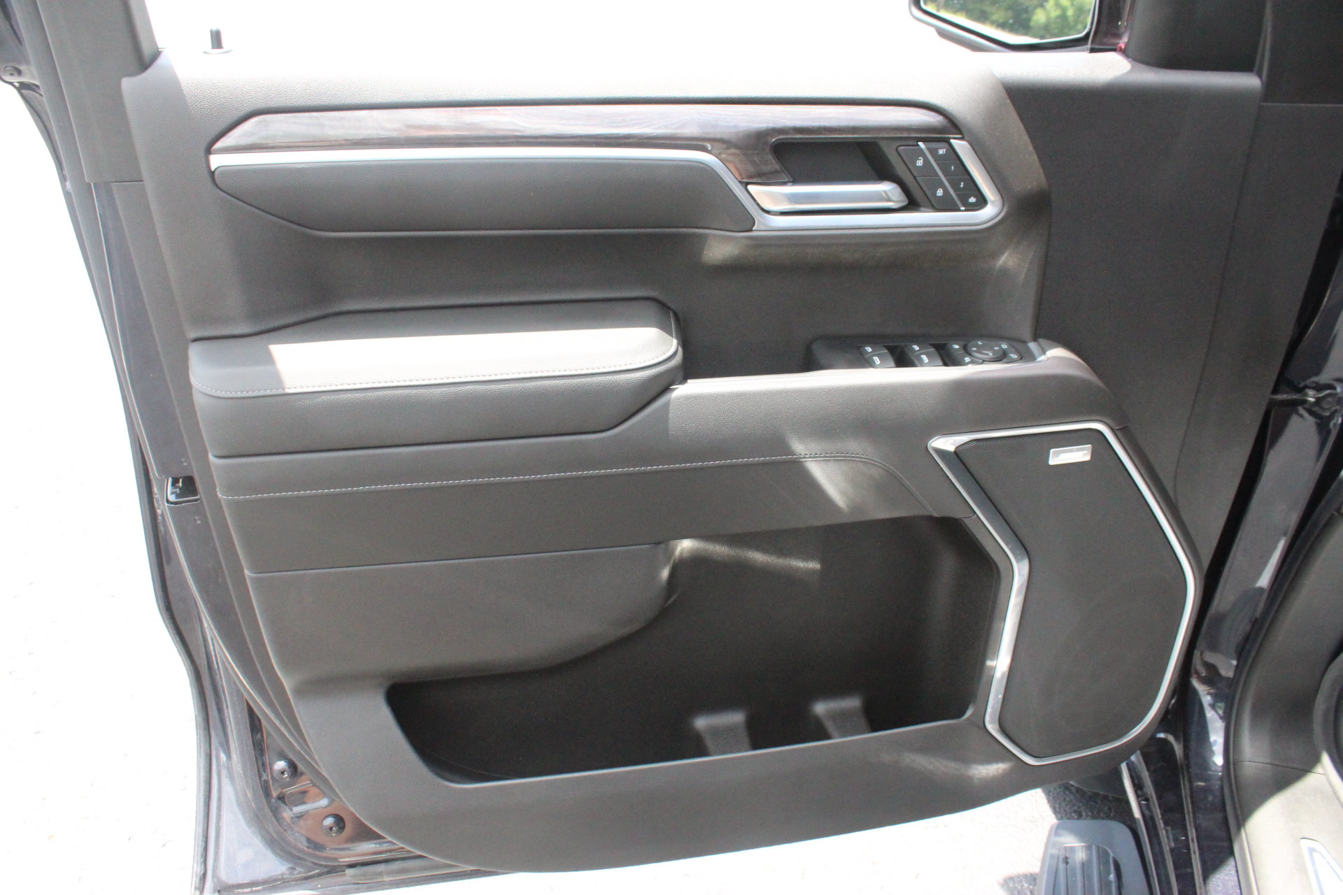 Used 2022 Chevrolet Silverado 1500 LTZ AWD/4WD image 12