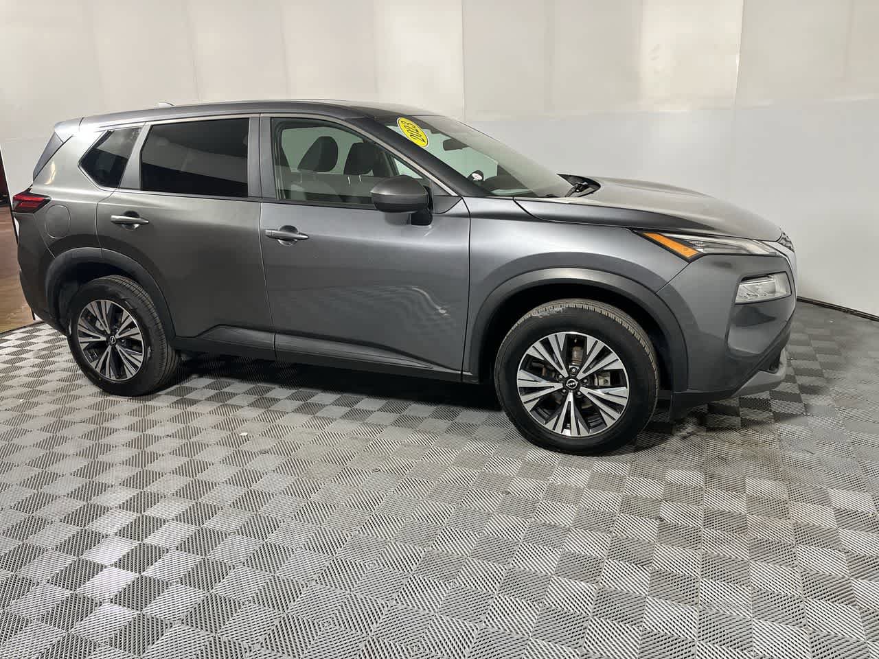 Used 2023 Nissan Rogue SV image 2