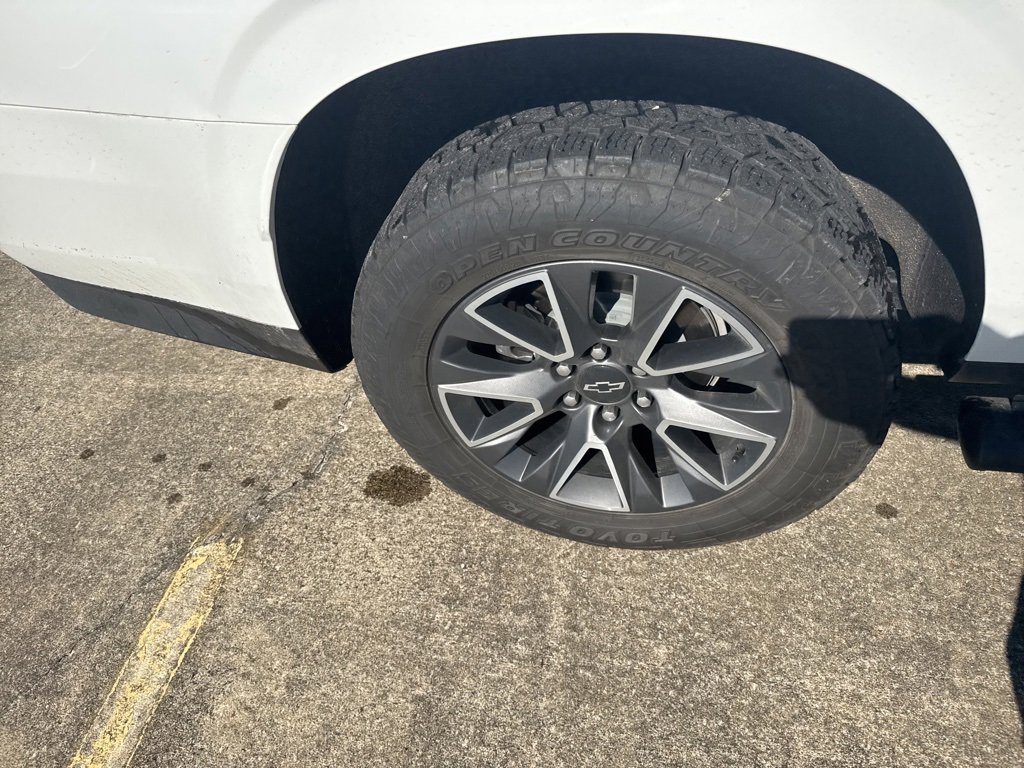 Used 2023 Chevrolet Suburban Z71 w/ Luxury Package image 17