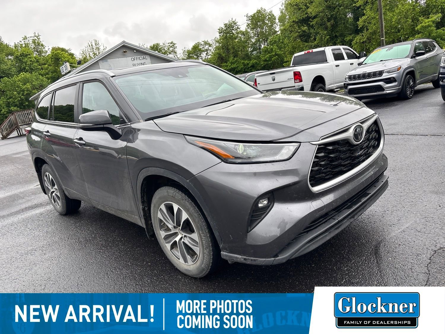Used 2024 Toyota Highlander XLE AWD/4WD image 3