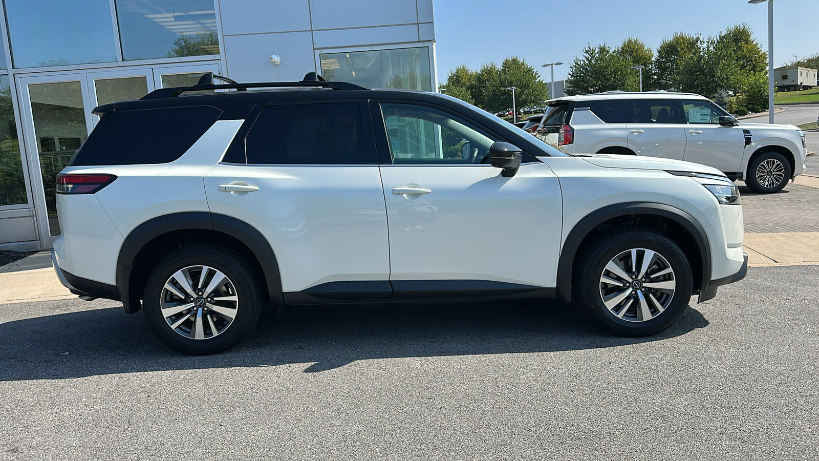 Certified 2024 Nissan Pathfinder SL w/ Black Appearance Package image 26