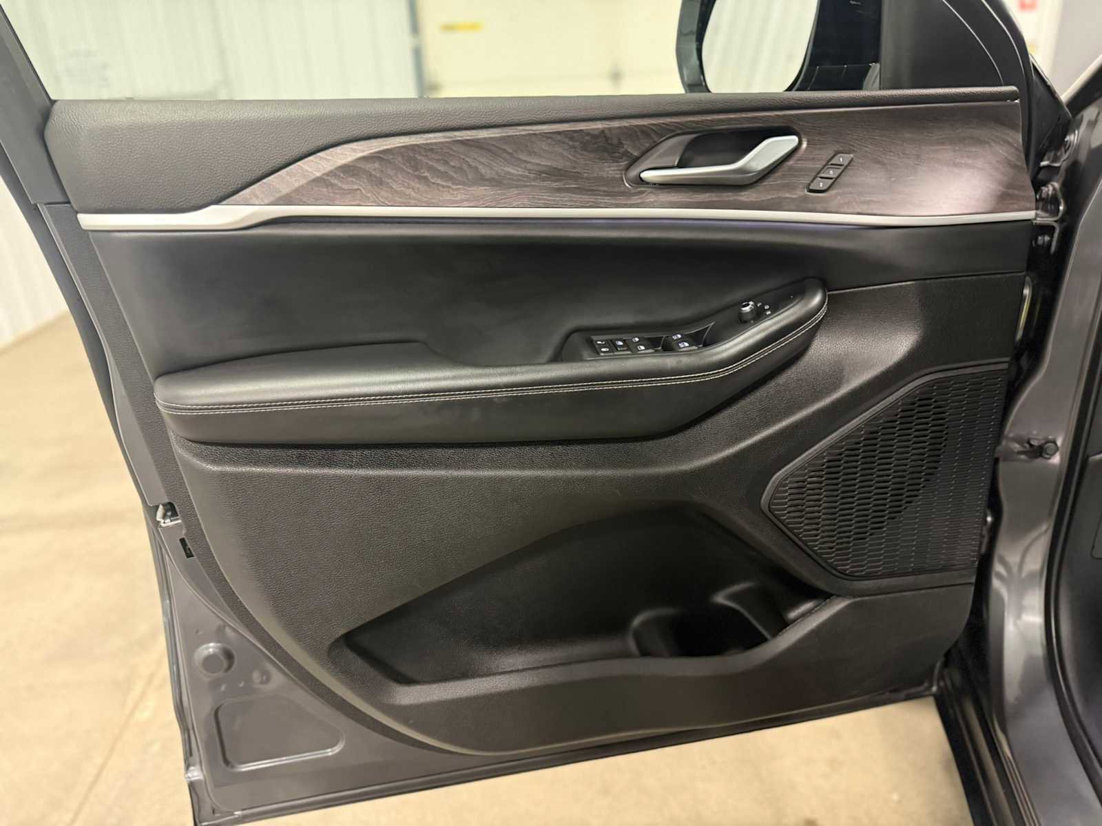 Used 2023 Jeep Grand Cherokee Limited AWD/4WD image 21