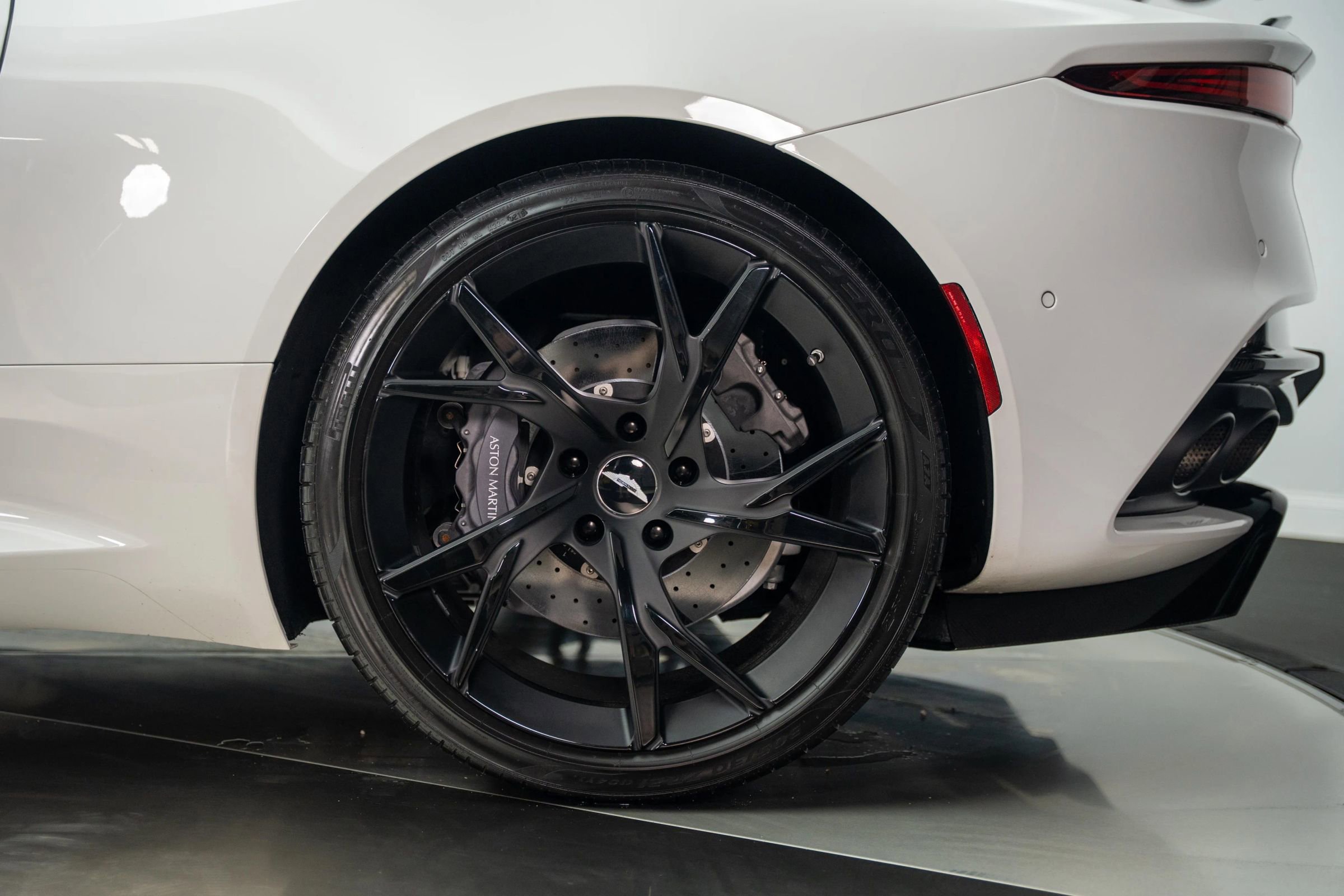 Used 2019 Aston Martin DBS Superleggera image 18