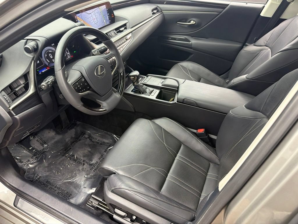 Used 2020 Lexus ES 300h w/ Luxury Package FWD image 11