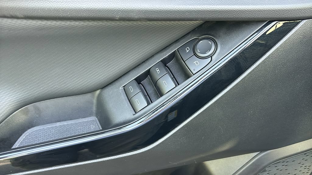 Used 2025 Chevrolet Equinox LT AWD/4WD image 13