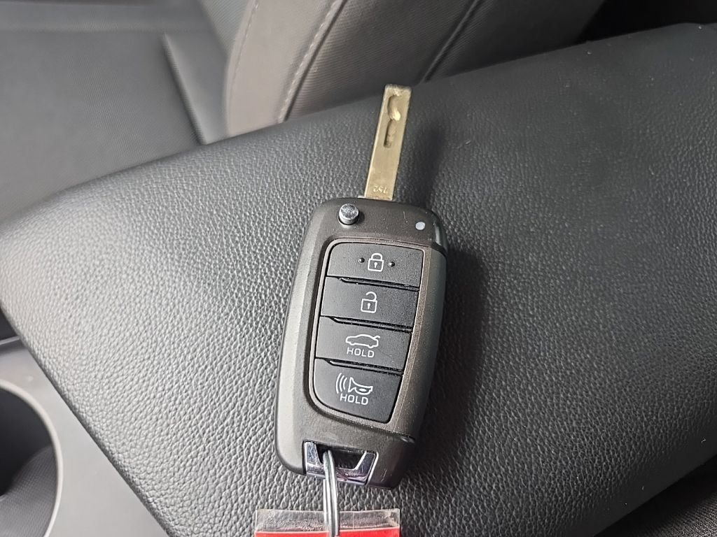 Used 2025 Hyundai Elantra SE FWD image 79