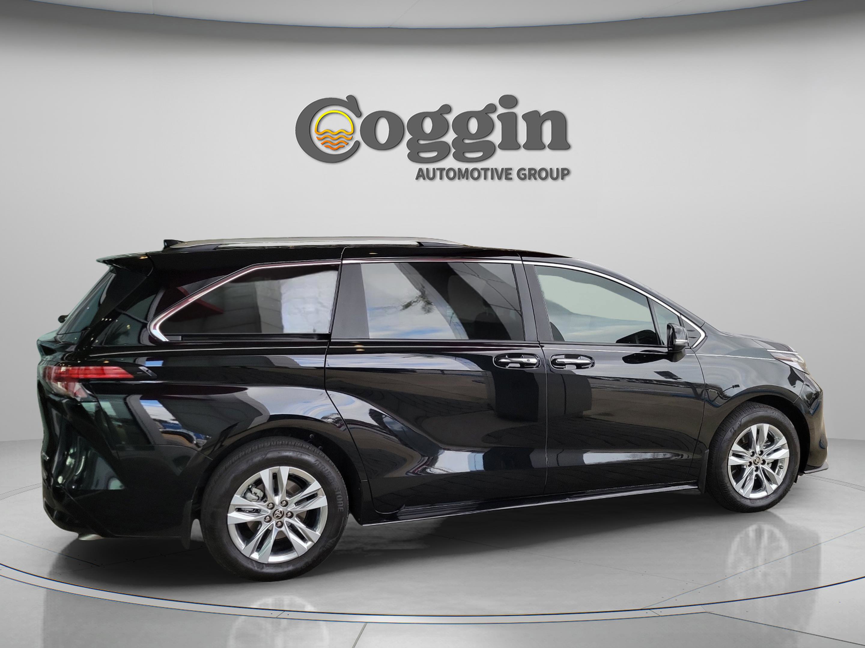 Used 2025 Toyota Sienna Limited image 5
