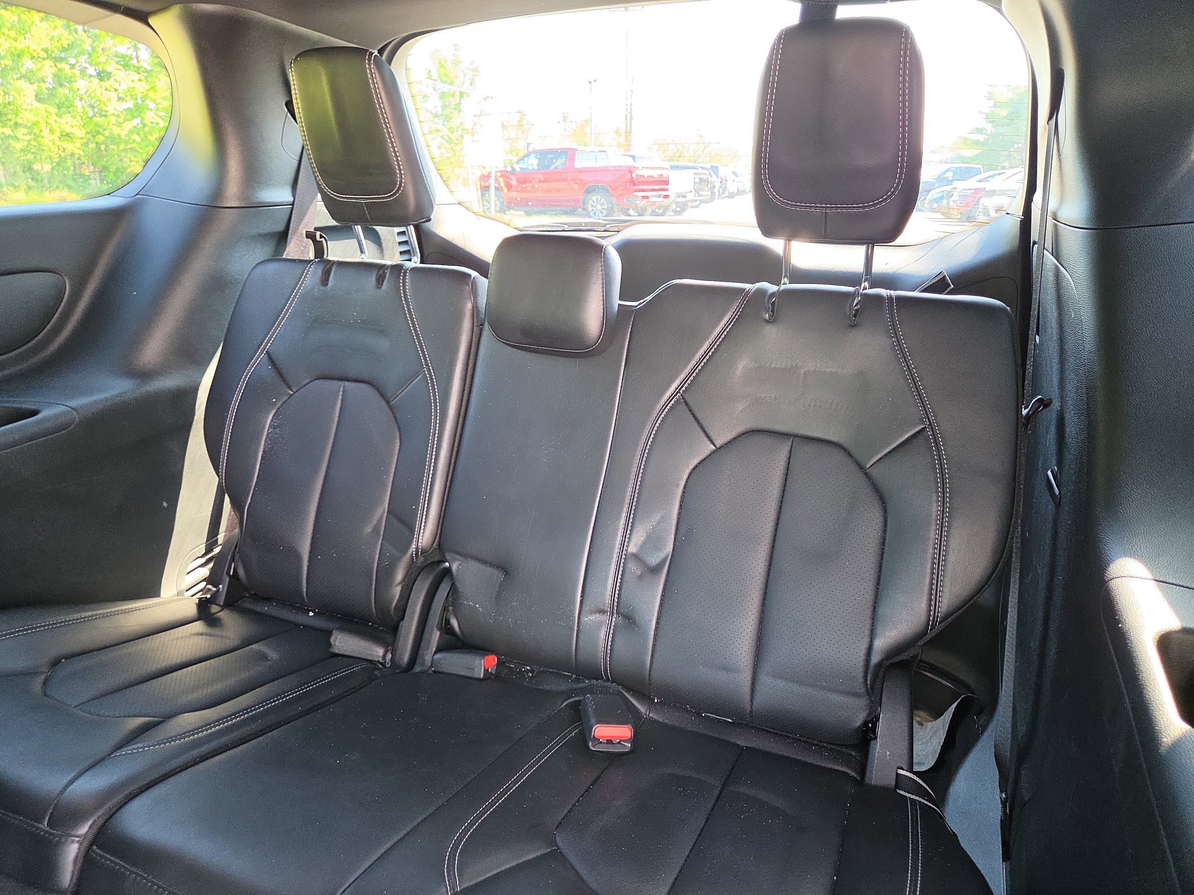 Used 2025 Chrysler Pacifica Select FWD image 11