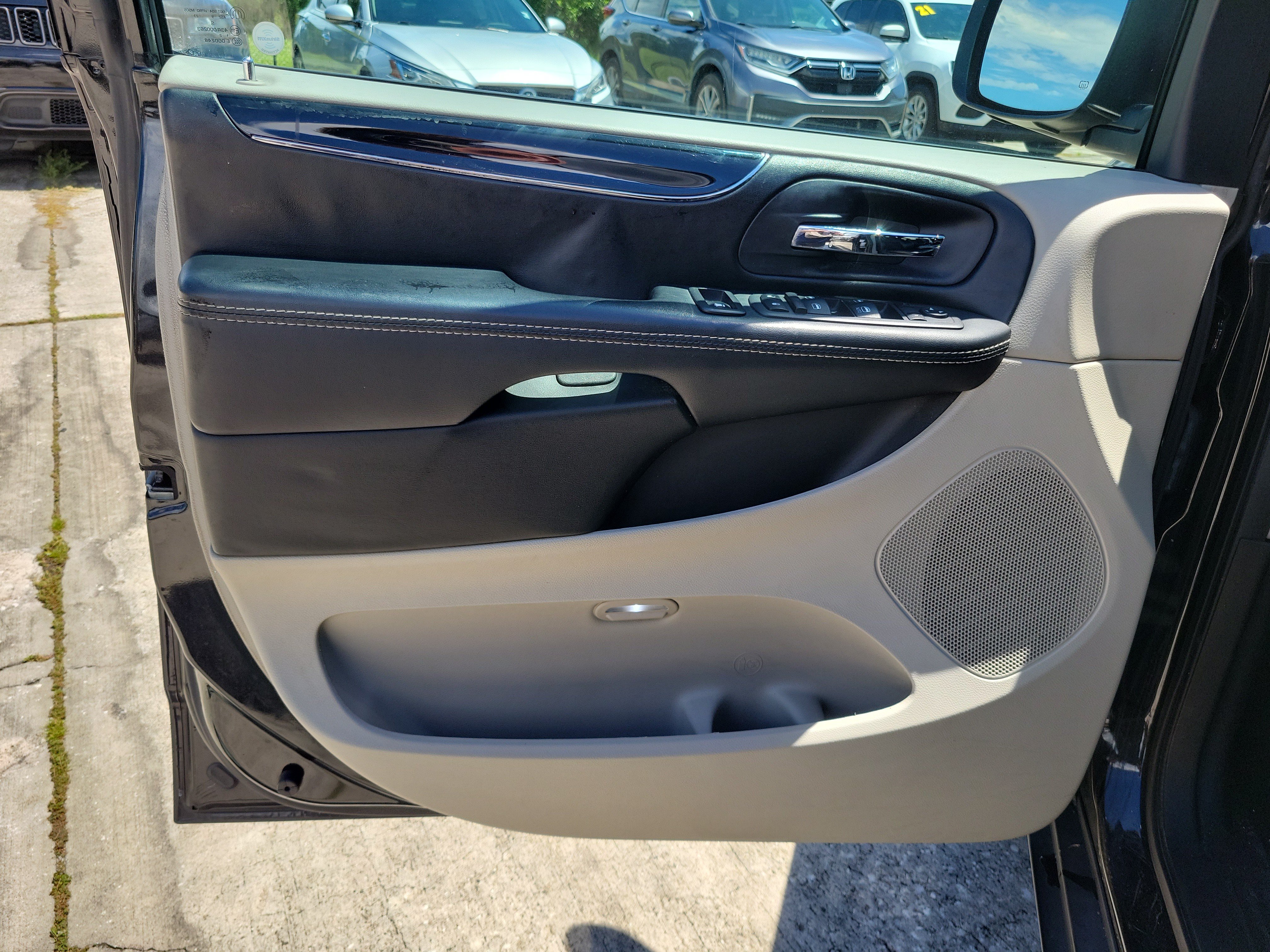 Used 2019 Dodge Grand Caravan SXT FWD image 15