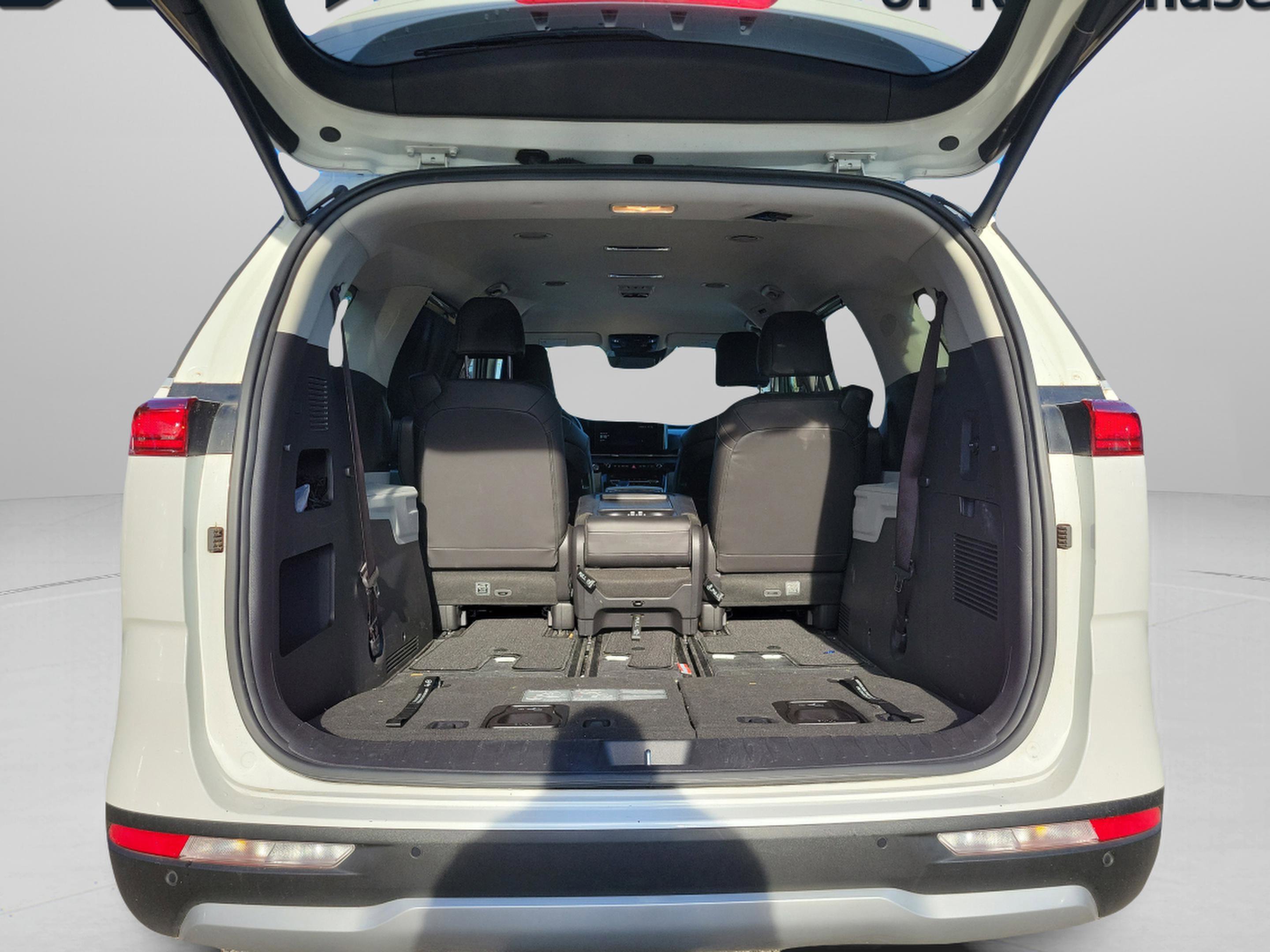 Used 2024 Kia Carnival EX image 11