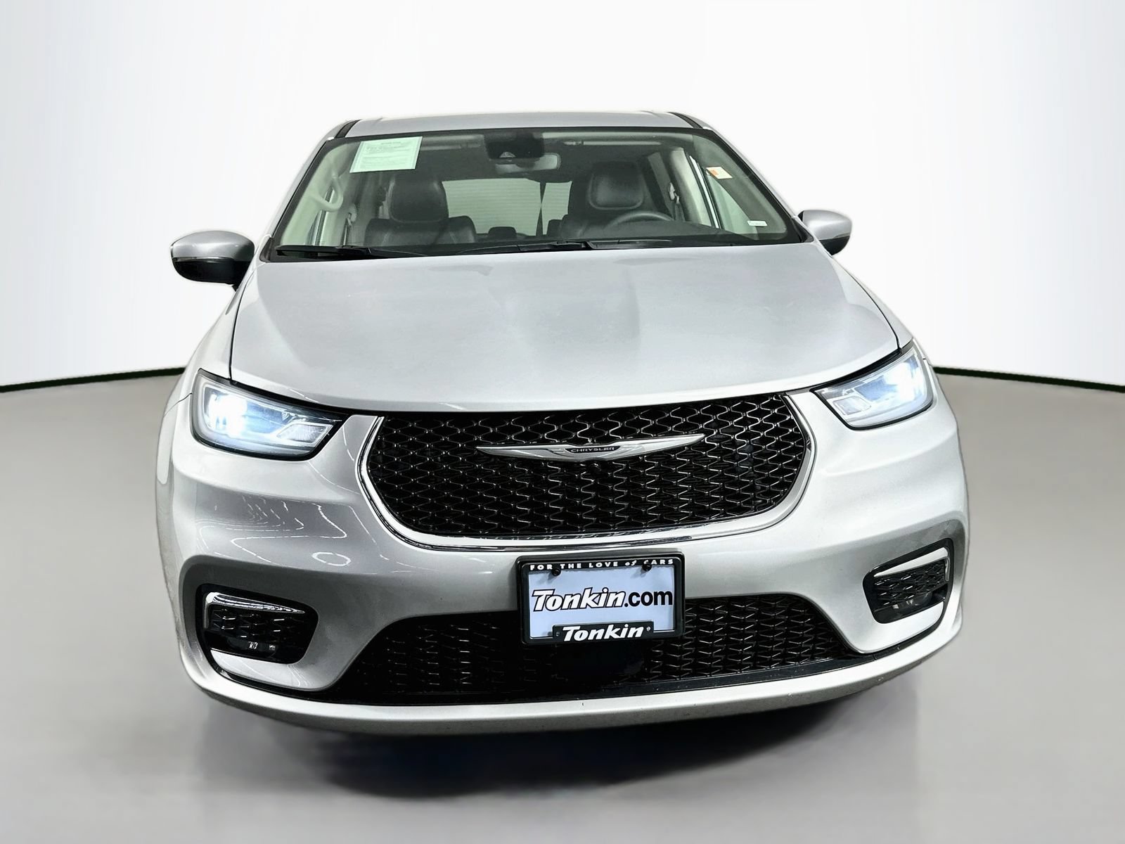 Used 2023 Chrysler Pacifica Touring-L FWD image 2