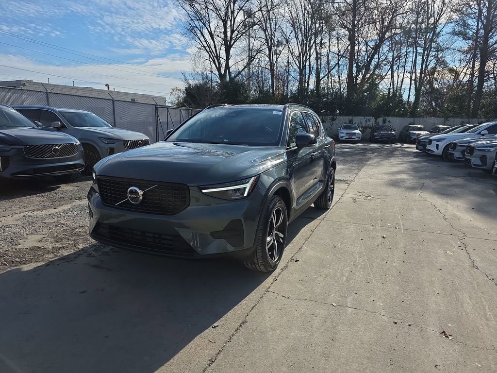 New 2026 Volvo XC40 B4 Core w/ Climate Package