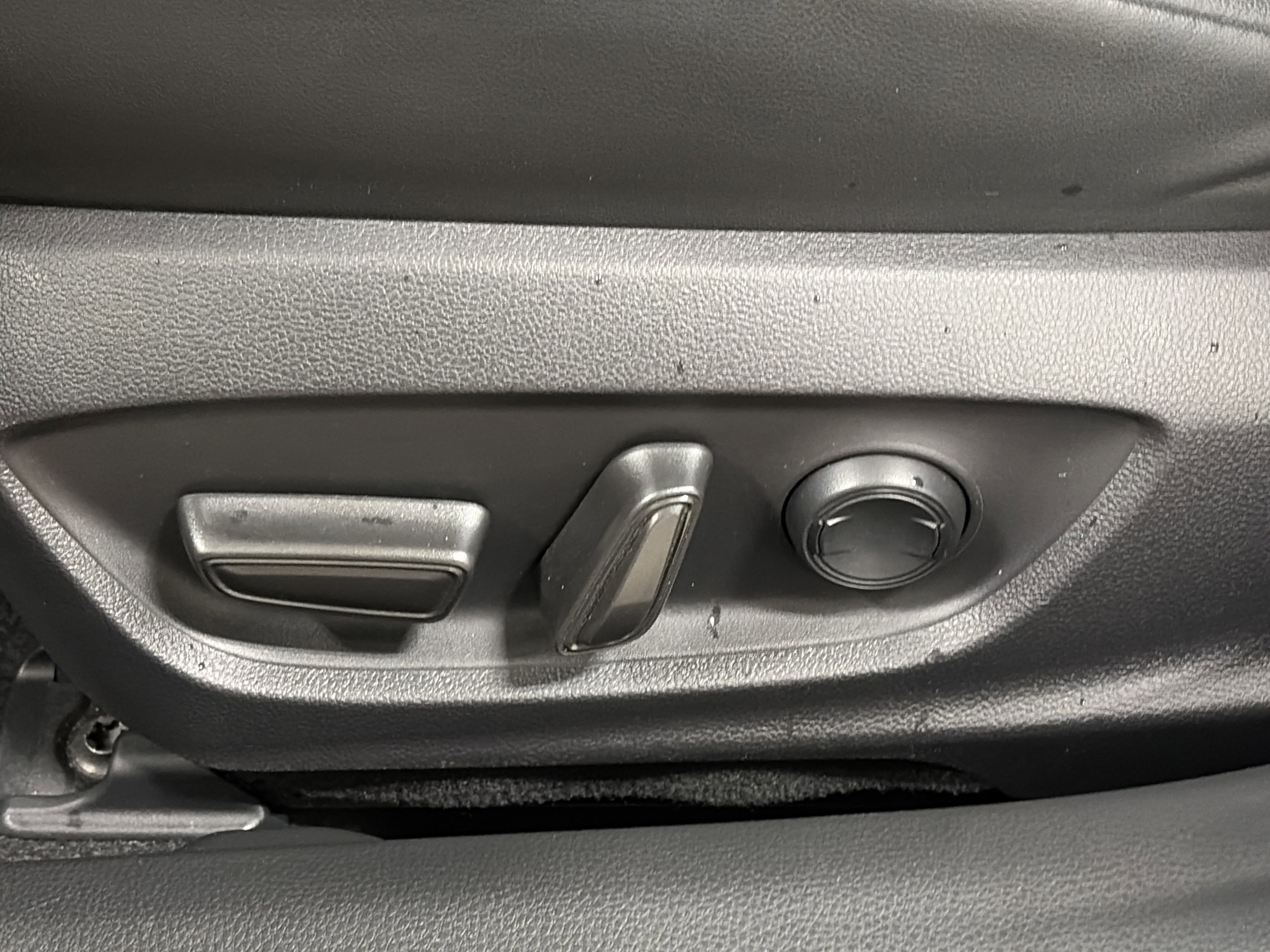 Used 2025 Toyota Prius XLE FWD image 24