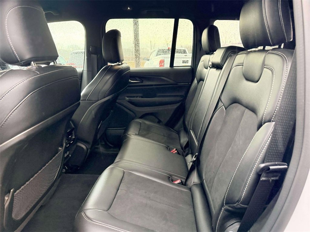 Used 2024 Jeep Grand Cherokee Altitude image 11