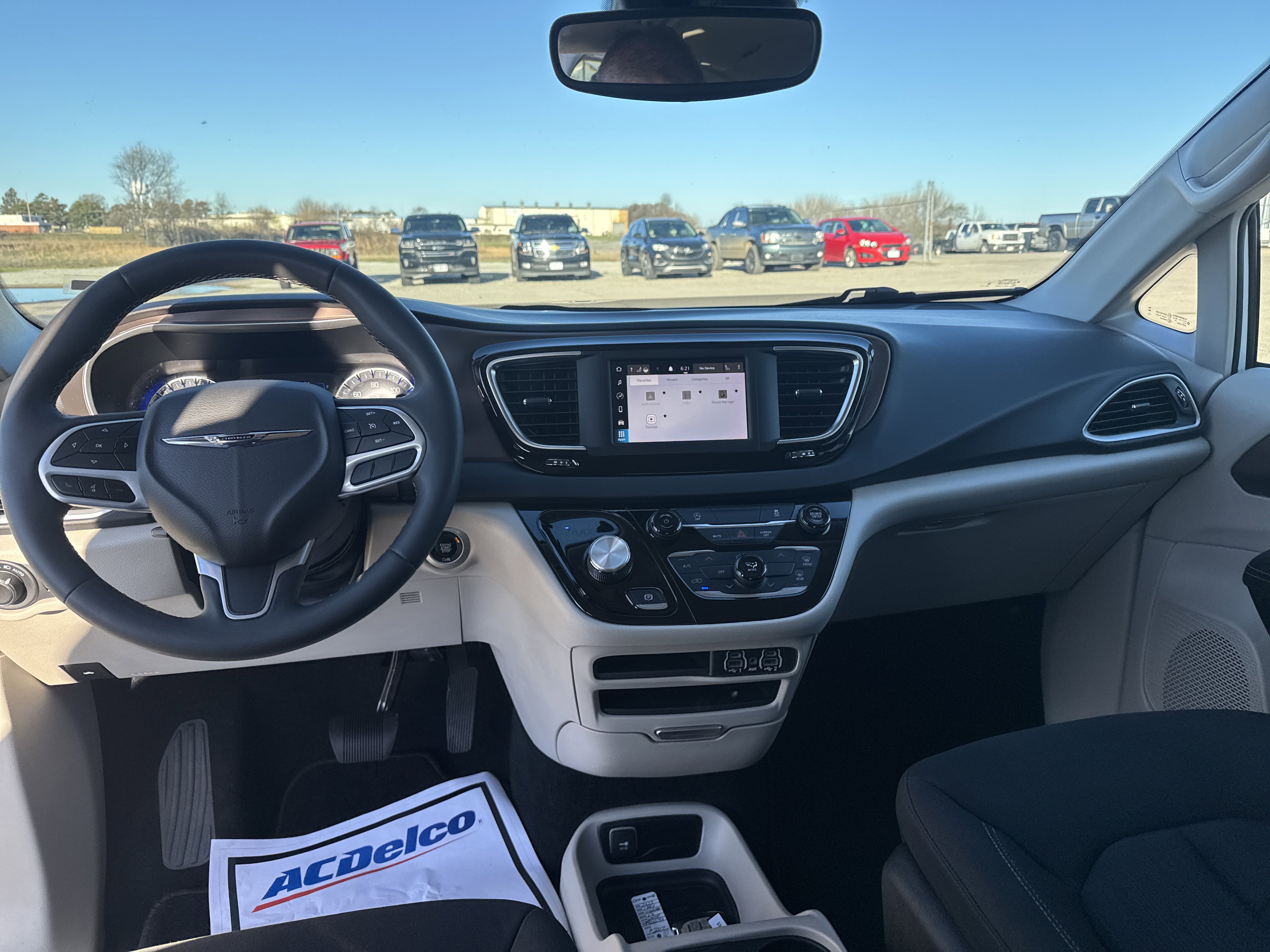 Used 2023 Chrysler Voyager LX image 11