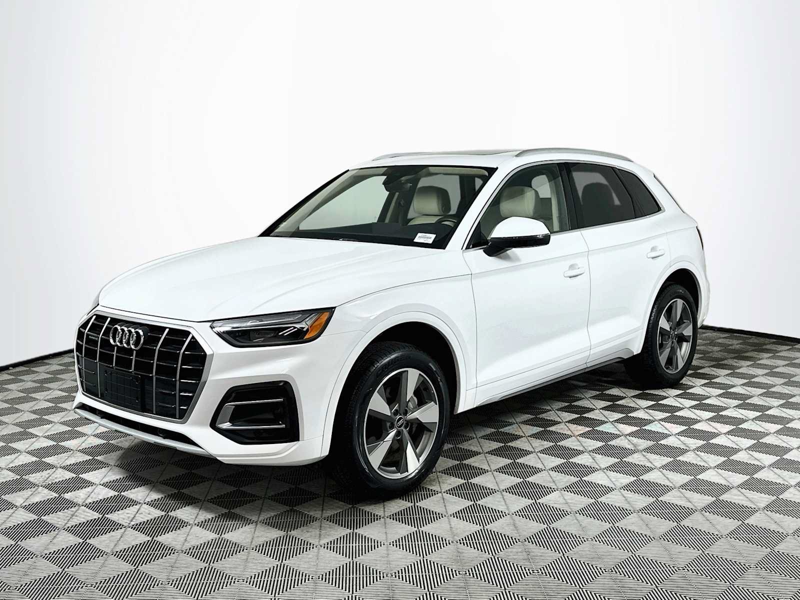 Certified 2023 Audi Q5 2.0T Premium w/ Convenience Package AWD/4WD image 3
