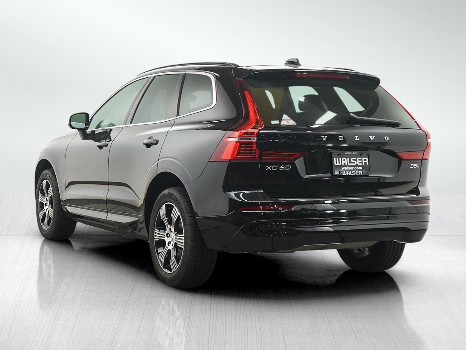 Used 2022 Volvo XC60 B5 Momentum w/ Climate Package AWD/4WD image 3
