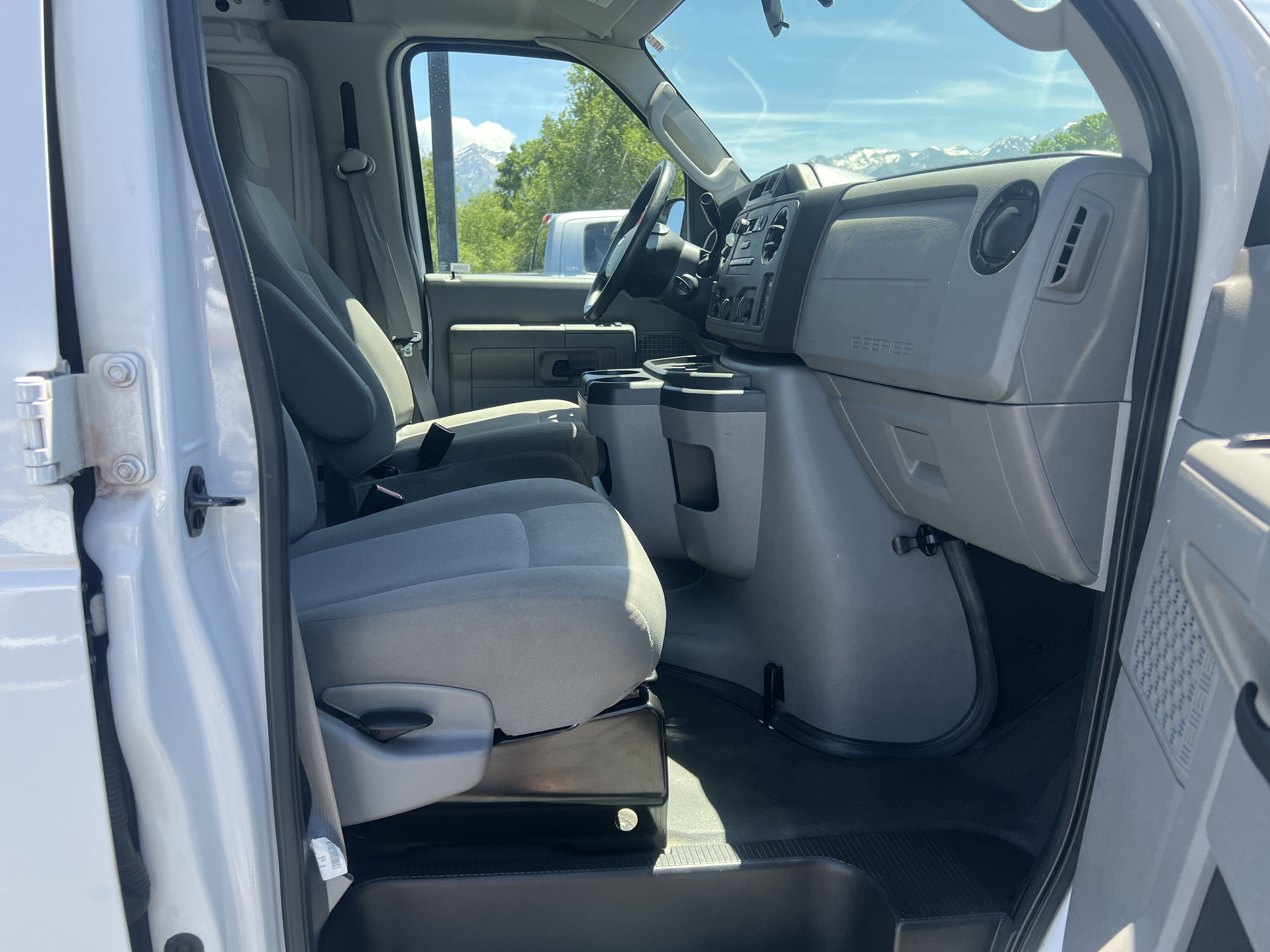 Used 2014 Ford E-250 and Econoline 250 w/ Power Group RWD image 11