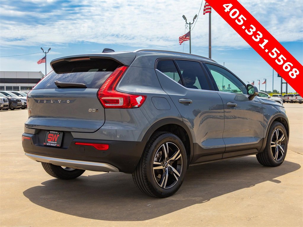 Used 2023 Volvo XC40 B5 Plus image 11
