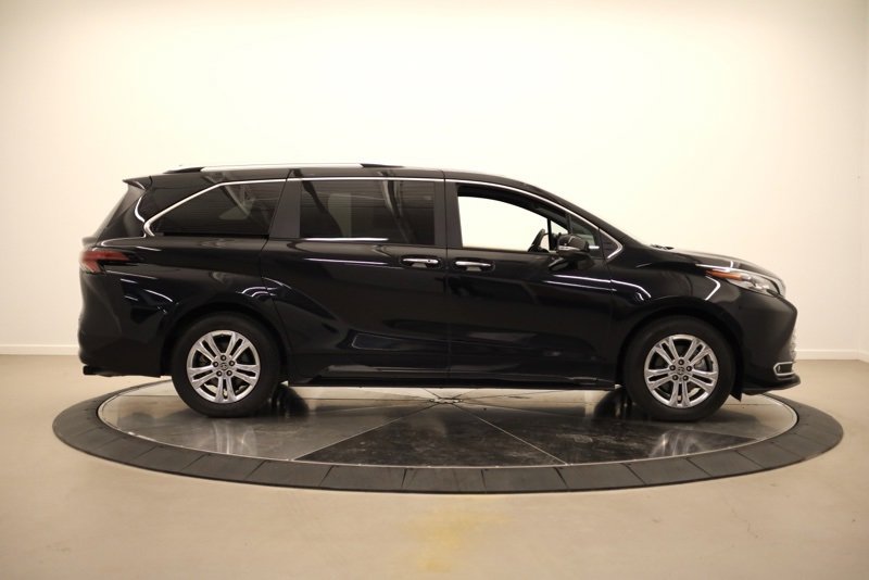 Used 2023 Toyota Sienna Platinum image 2