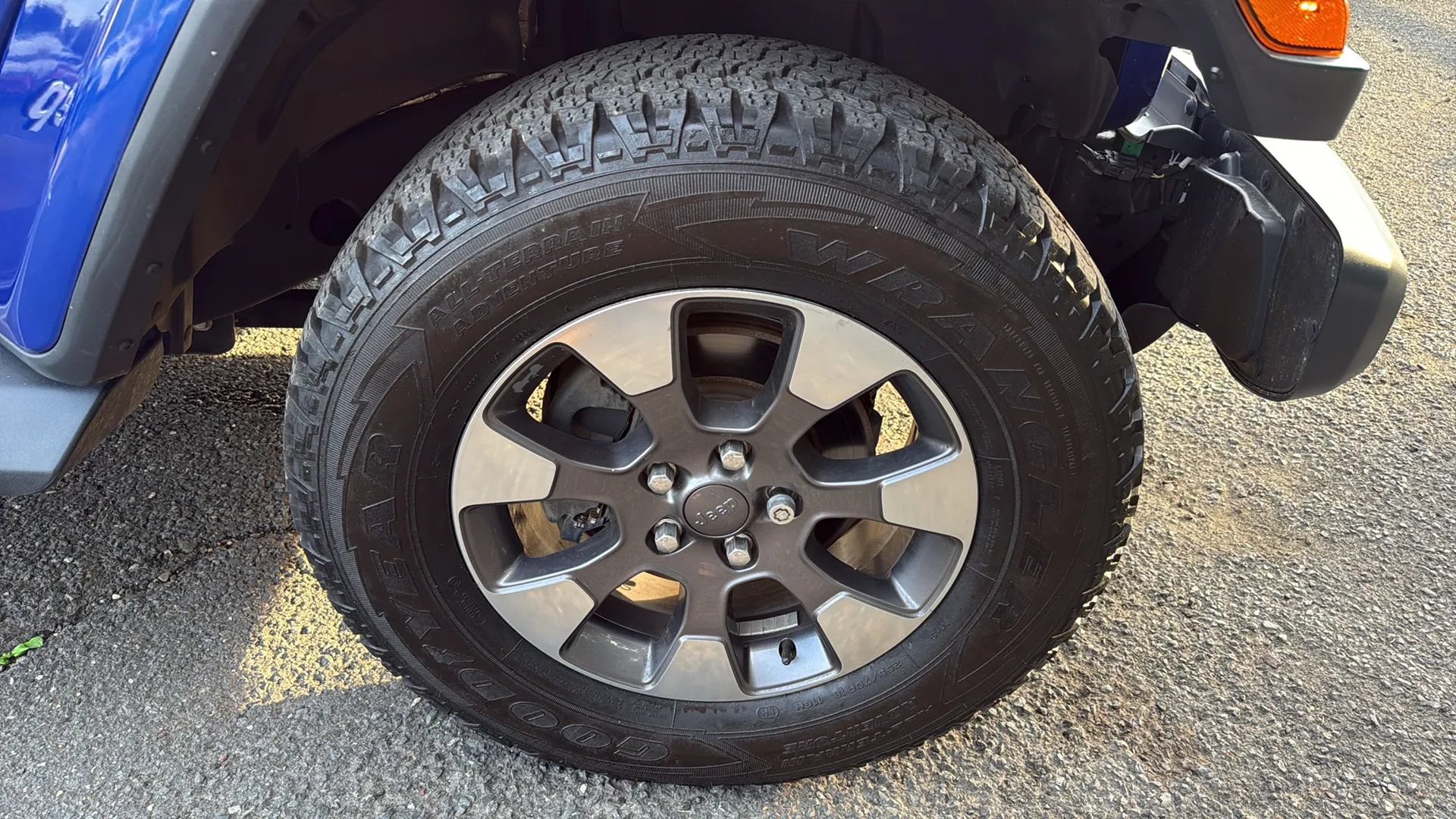 Used 2018 Jeep Wrangler Unlimited Sahara AWD/4WD image 12