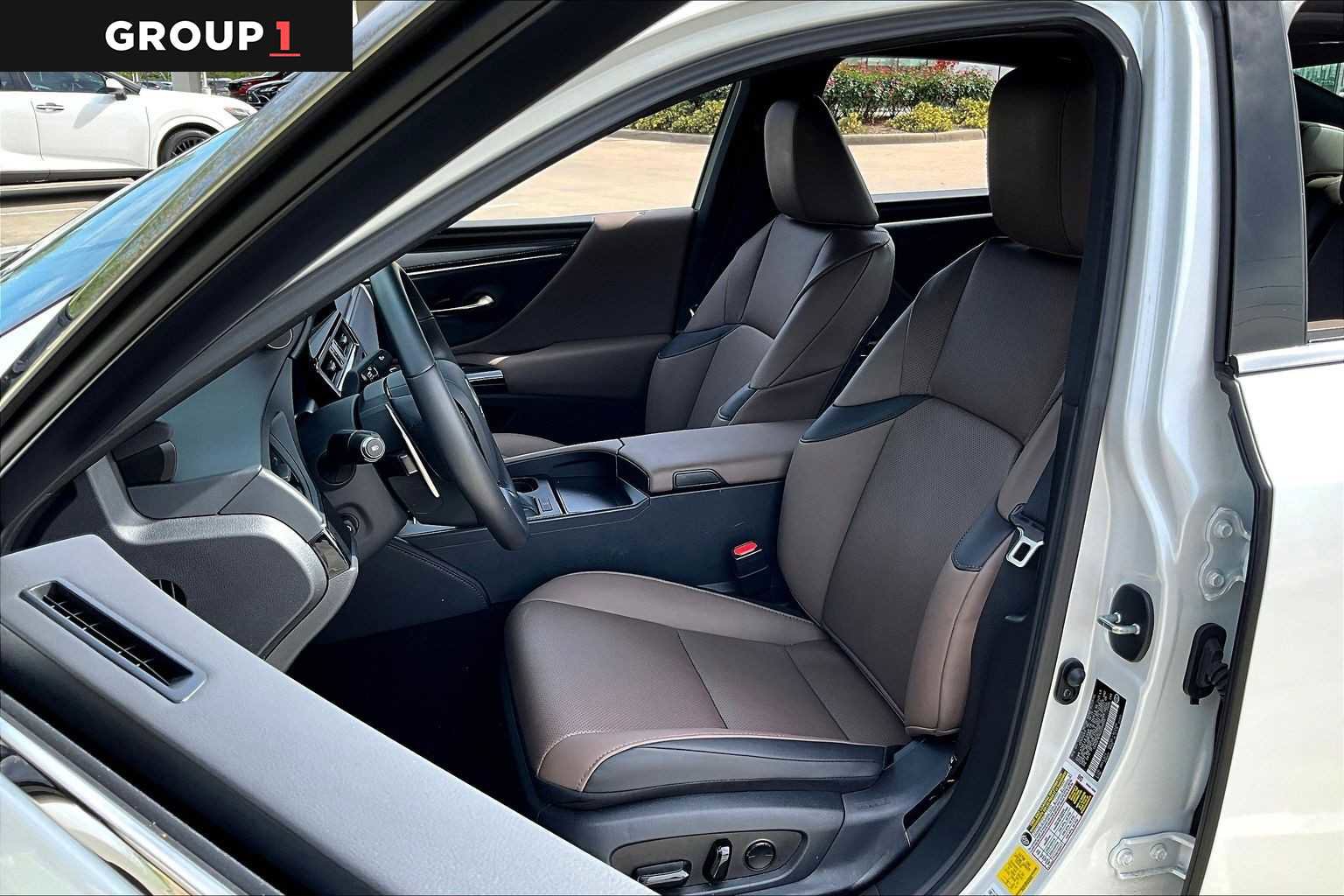 Used 2025 Lexus ES 350 w/ Premium Package image 7