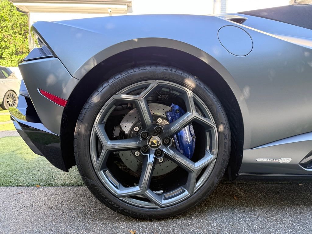 Used 2023 Lamborghini Huracan EVO image 18
