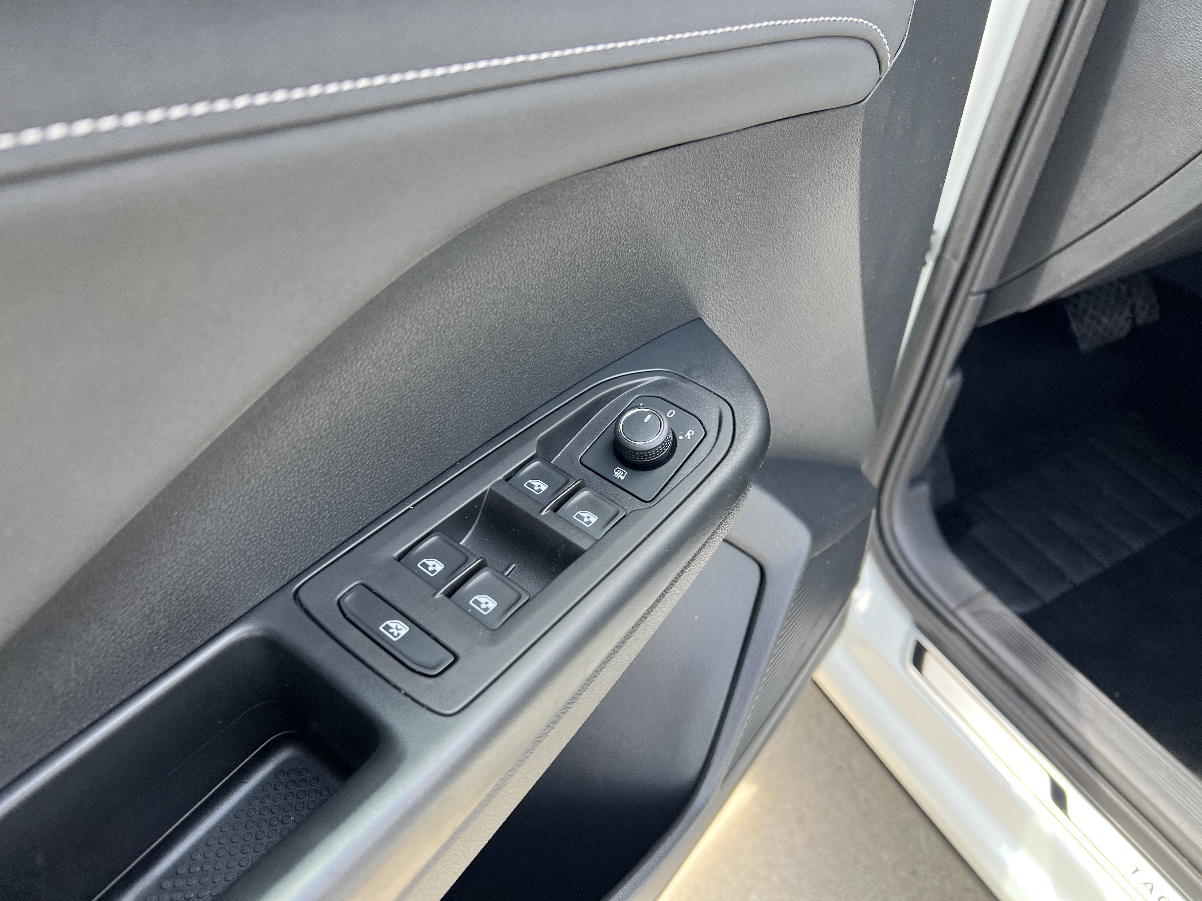 Certified 2025 Volkswagen Taos SE AWD/4WD image 14