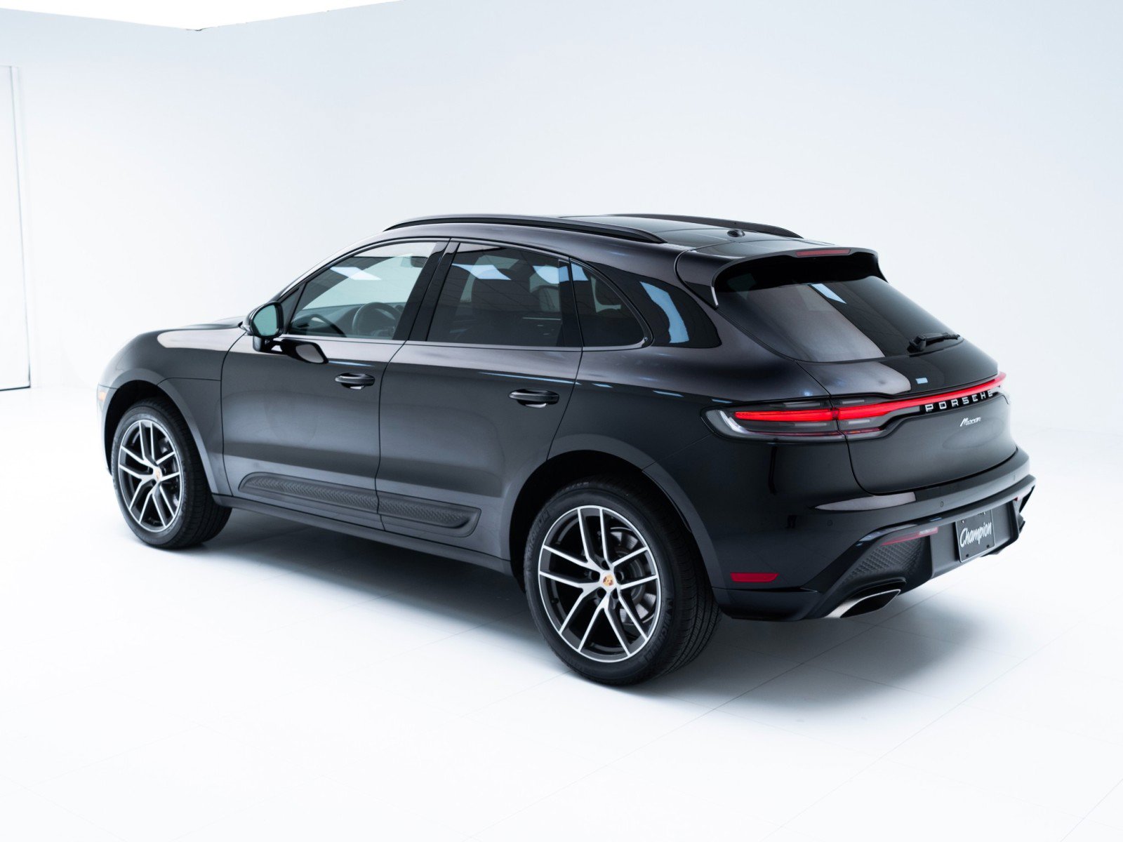 Certified 2025 Porsche Macan image 3