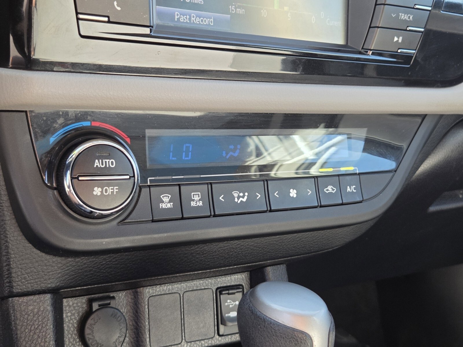 Used 2015 Toyota Corolla LE image 22