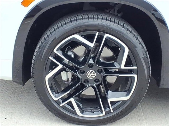 Certified 2025 Volkswagen Tiguan SEL R-Line image 10
