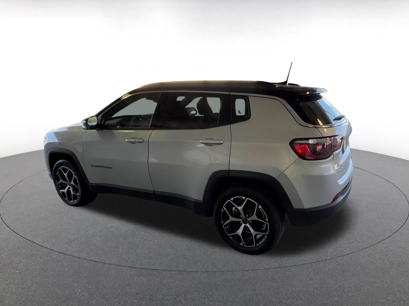 Used 2025 Jeep Compass Limited image 10