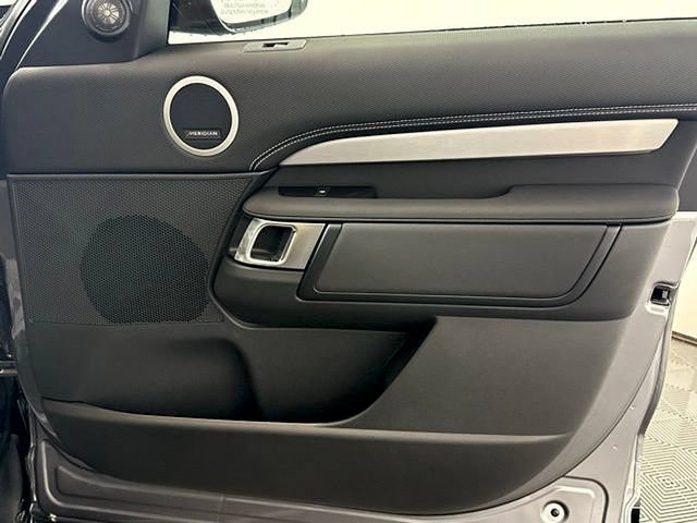 Certified 2025 Land Rover Discovery Dynamic SE AWD/4WD image 17