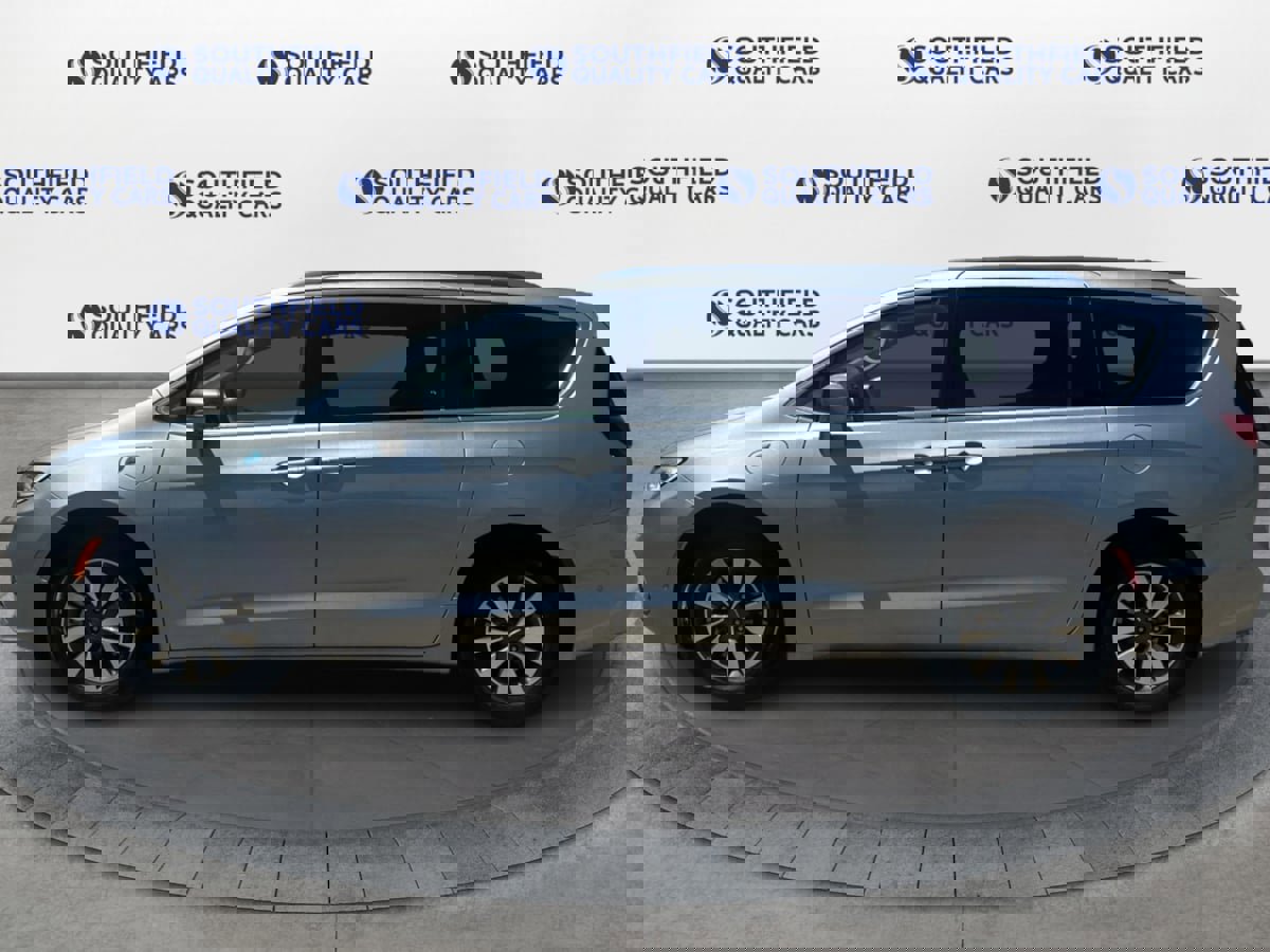 Used 2021 Chrysler Pacifica Touring-L image 3
